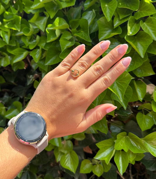Minimalistische ring met cirkel goud - lifestyle foto