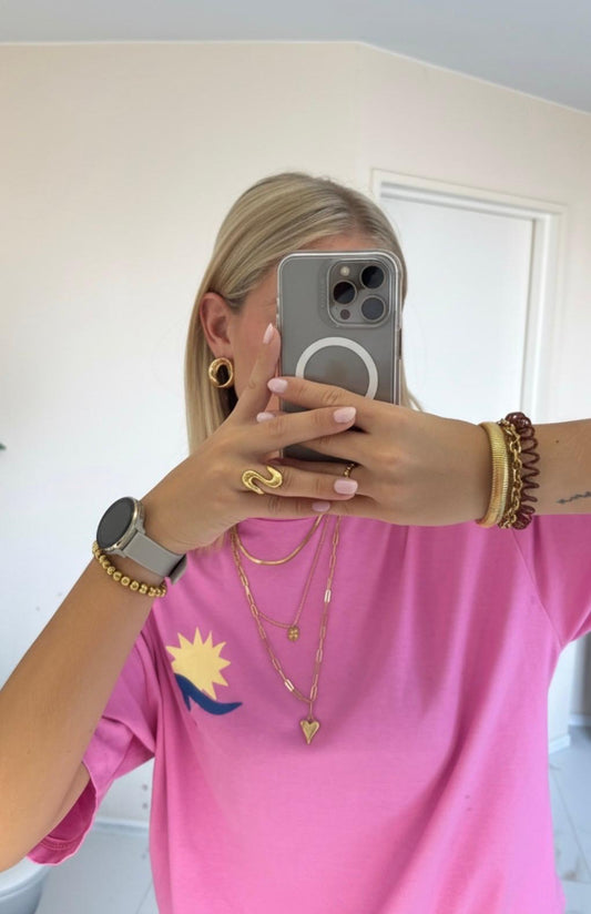 Oval Glow oorbellen goud - lifestyle foto