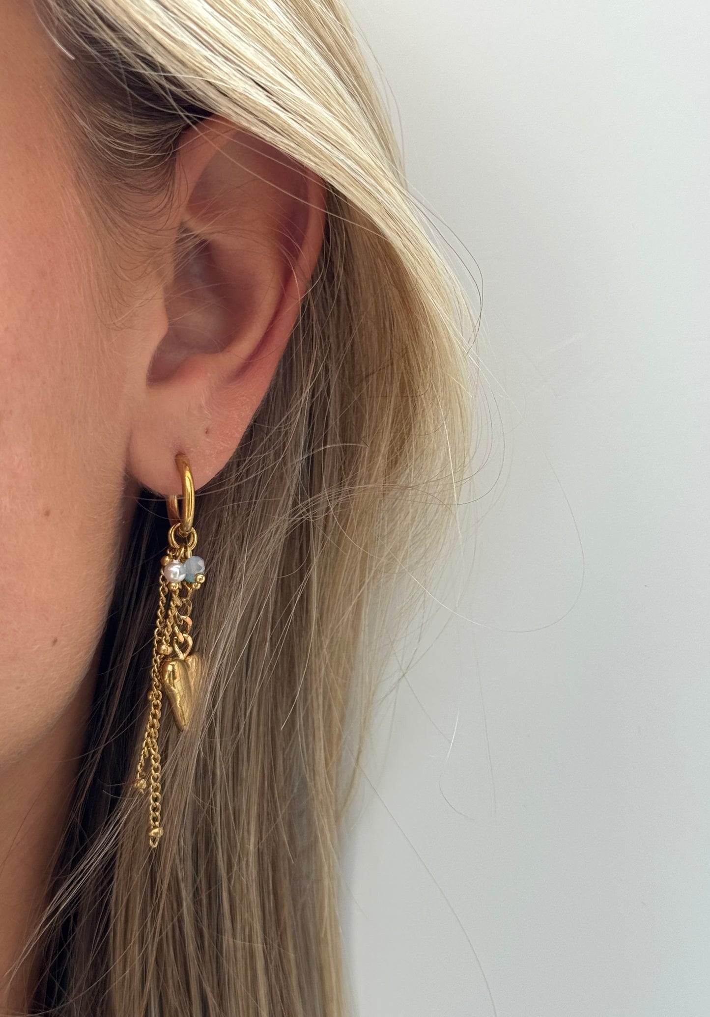 Hartvormige oorbellen met ketting en parel