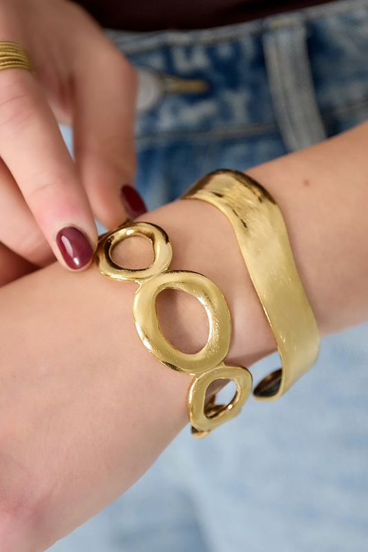 Chunky Bangle gestyled aan de pols
