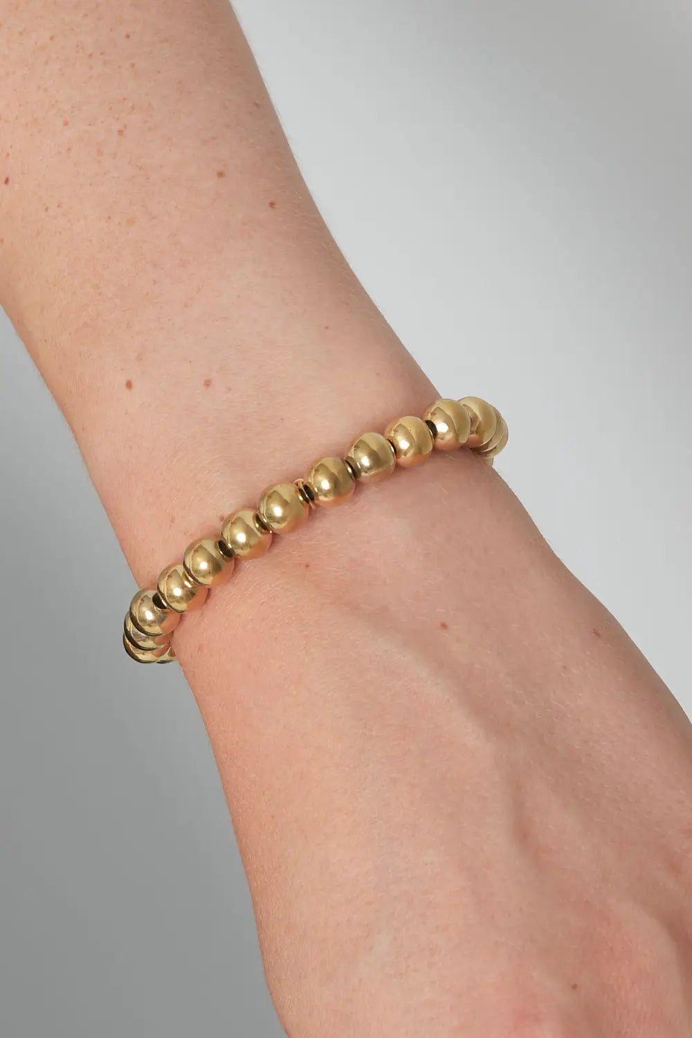 Golden Beads armband goud - lifestyle foto