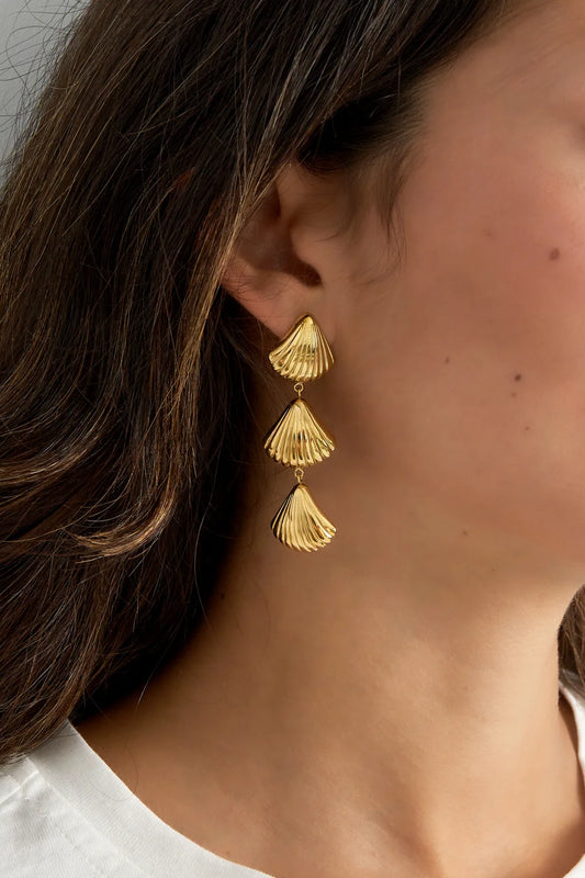Shell Cascade oorbellen goud - lifestyle foto