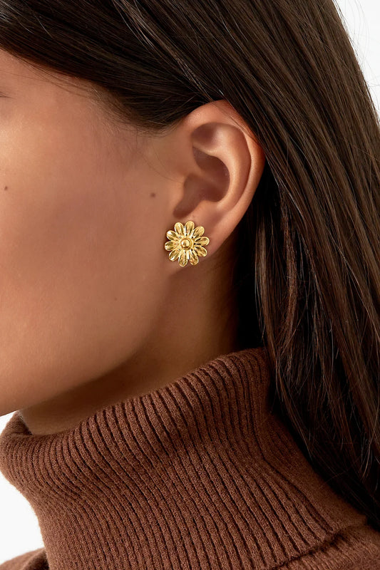 Blossom Dots oorbellen goud - lifestyle foto