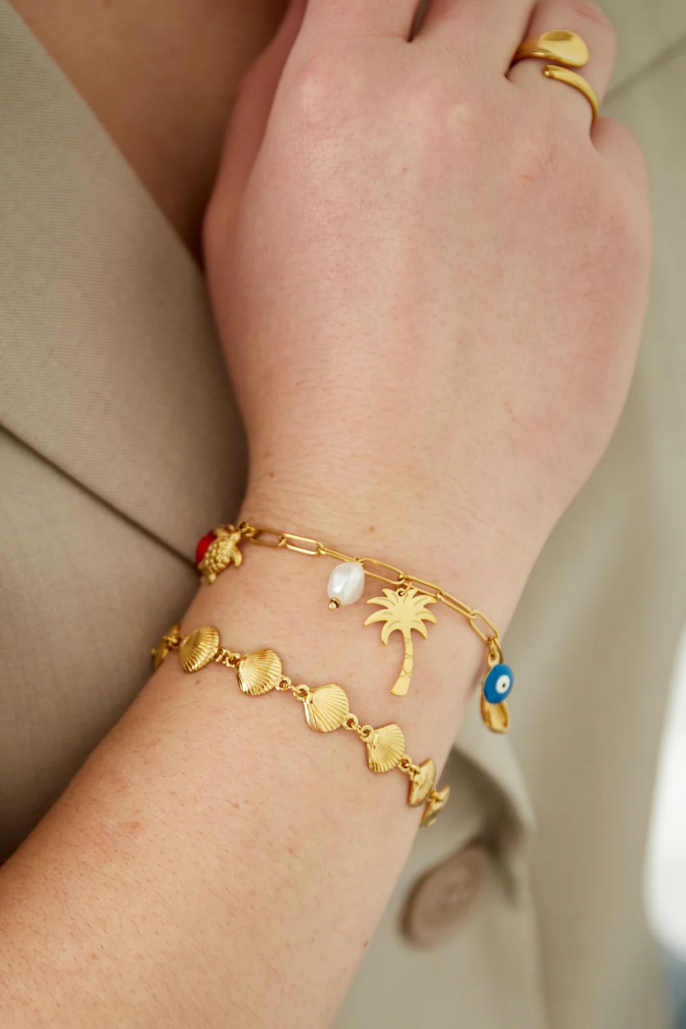 Shell Trio armband goud - lifestyle foto