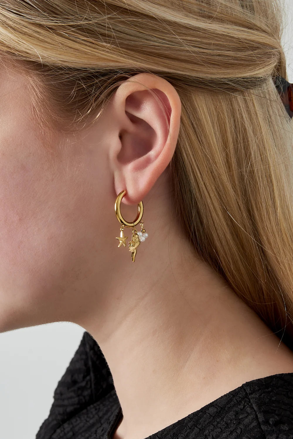 Sea Life Charm oorbellen goud - lifestyle foto