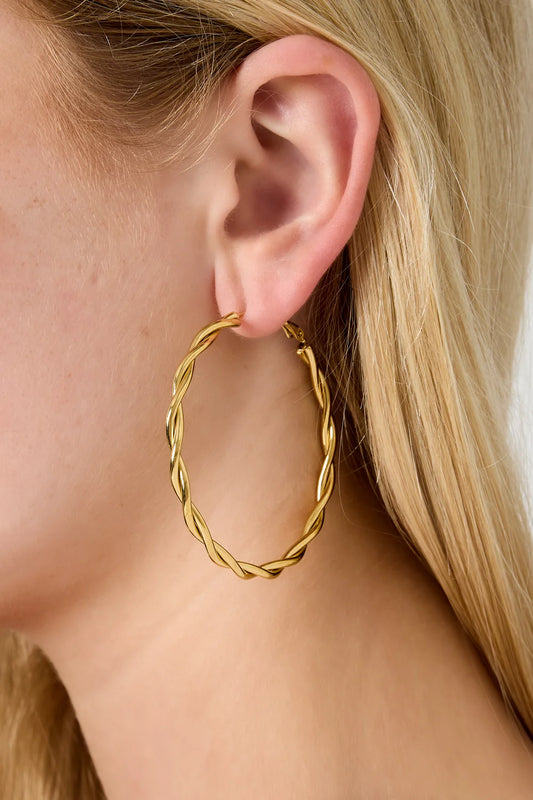 Twisted Hoop oorringen goud - lifestyle foto