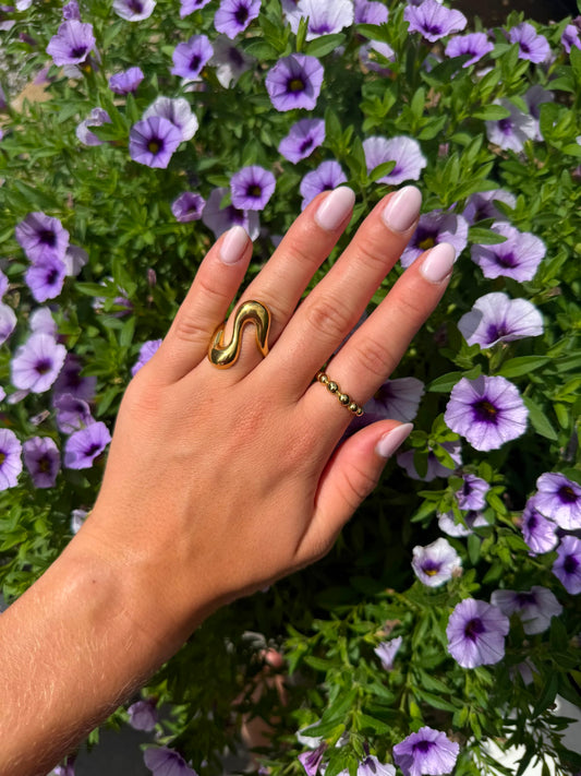 Statement ring met bolletjes goud - lifestyle foto