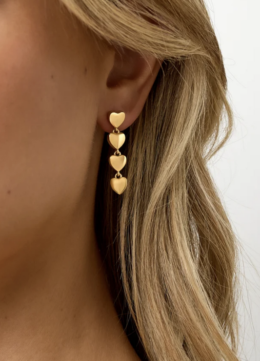 Heart Drop oorbellen goud - lifestyle foto
