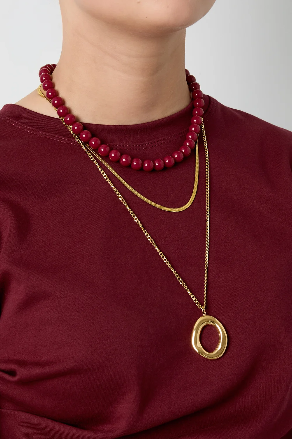 Ketting met organische ovaal hanger gestyled