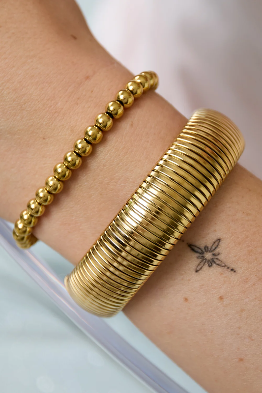 Ribbed Bangle armband goud - lifestyle foto
