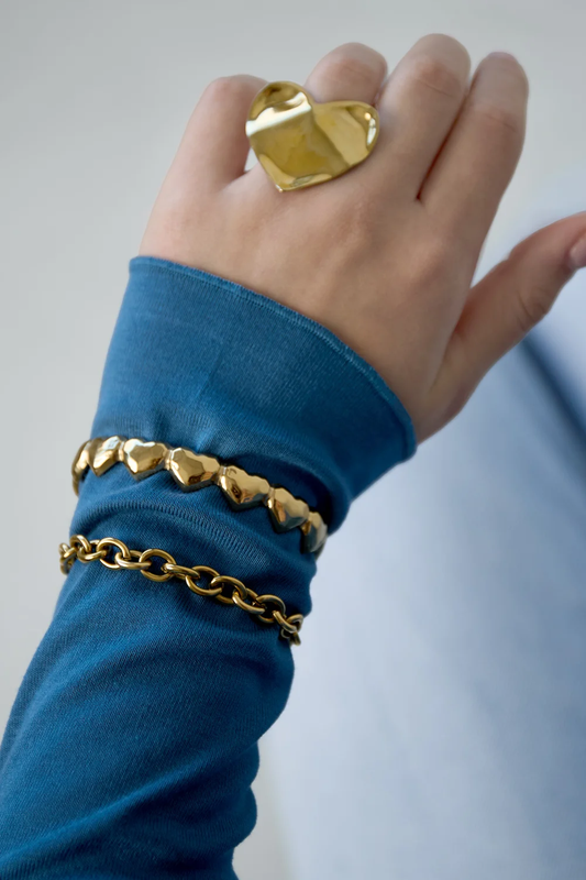 Robuste Schakelarmband goud - lifestyle foto