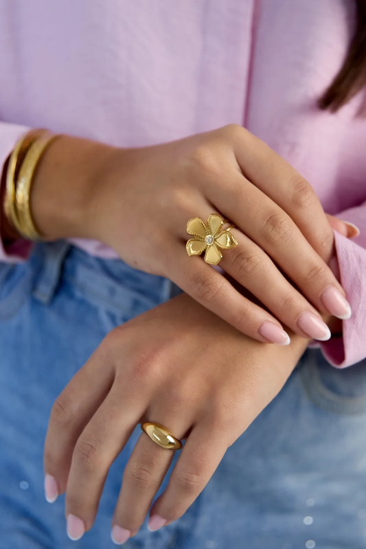 Blossom Ring gestyled aan de hand