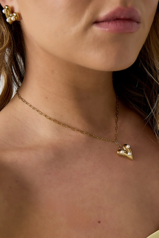 Pearl Heart ketting goud - lifestyle foto